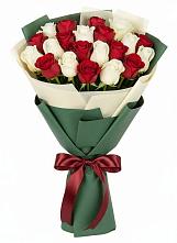 Букет Микс из красных и белых роз в Унъюган