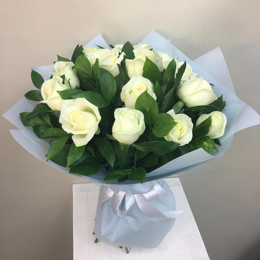Букет 15 Белых роз Проуд в Унъюган