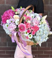 Композиция солнечный день в Унъюган Цветочная композиция из Розы, Хризантемы, Пионы и Лизиантусы в корзине в Унъюган