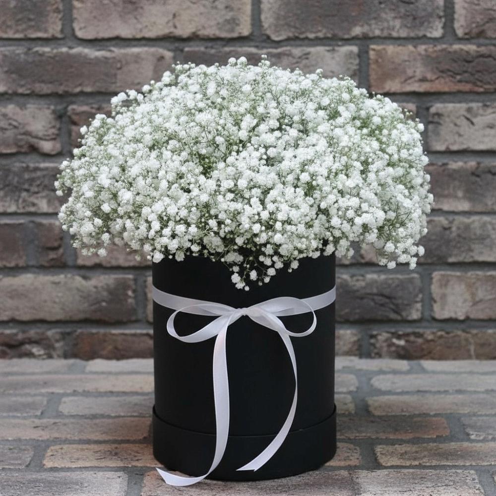 Цветочная композиция из Гипсофила в шляпной коробке в Унъюган