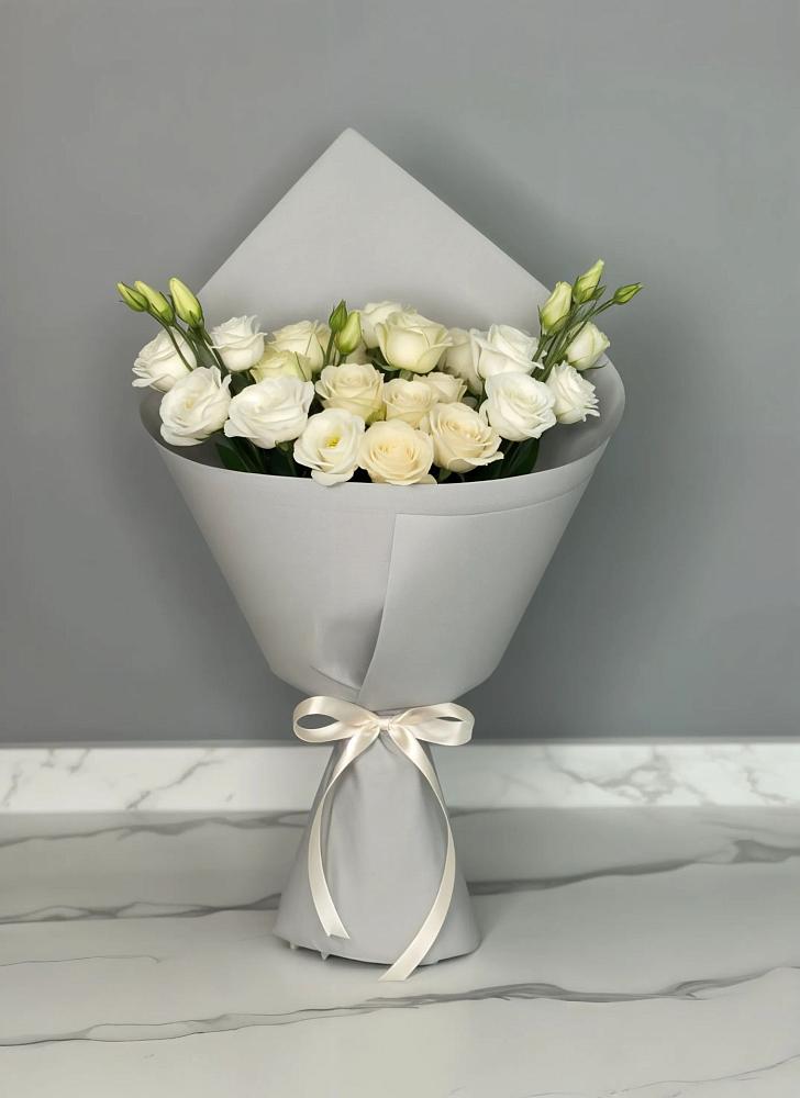 Букет цветов из: Розы и Лизиантусы в Унъюган