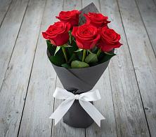Букет 5 Красных роз Эдлесс Лав в Унъюган
