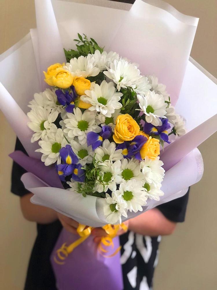 Букет цветов из: Ирисы, Хризантемы и Розы в Унъюган