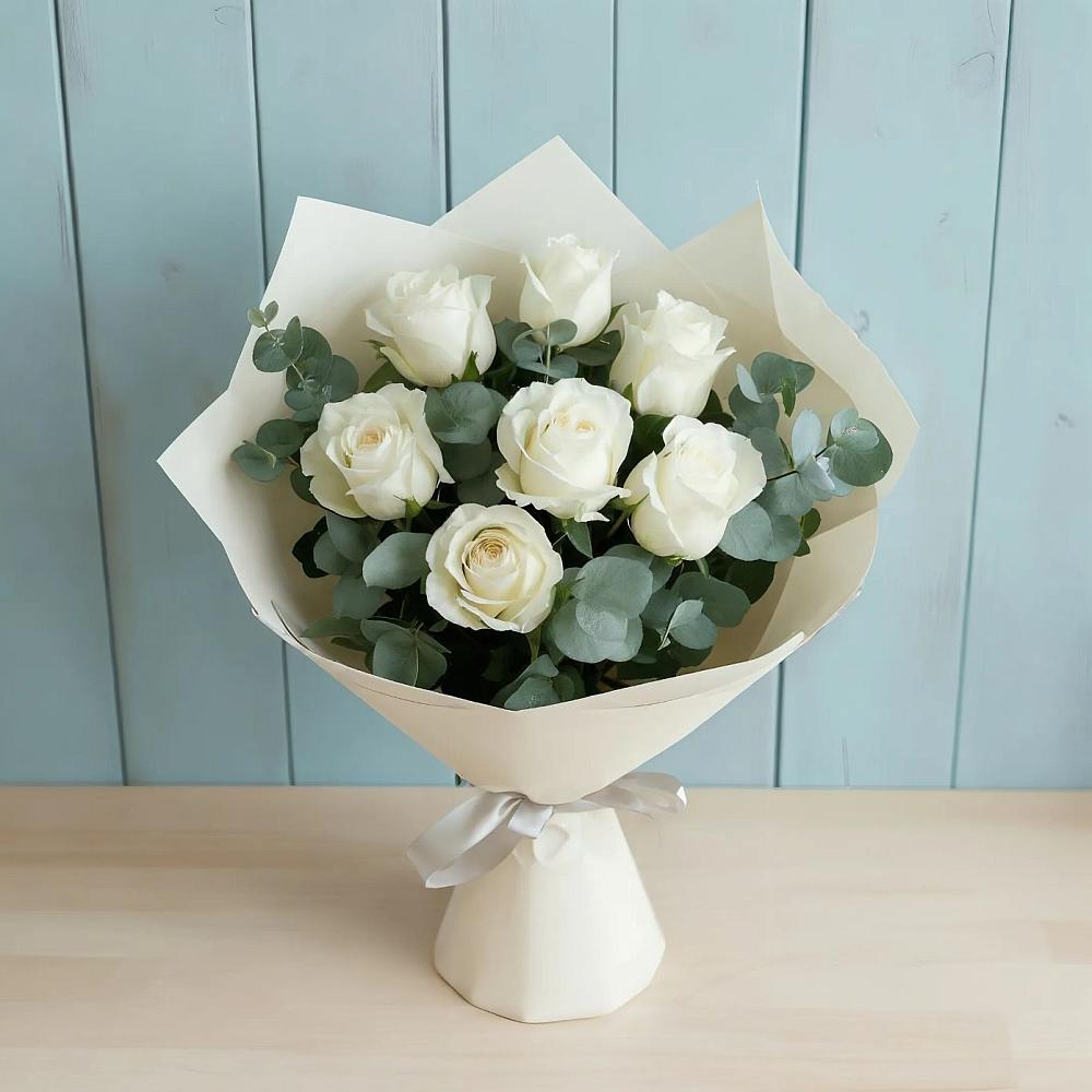 Букет Белые розы в Эвкалипте в Унъюган