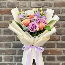 Букет цветов из:  Лизиантусы и Розы в Унъюган