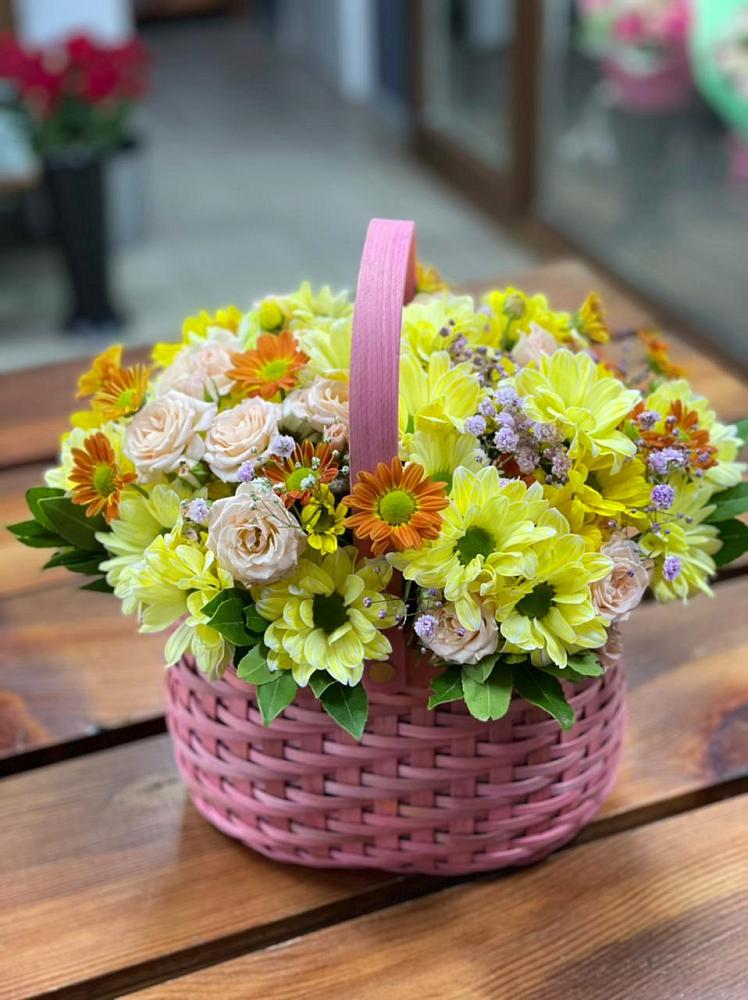 Цветочная композиция из Хризантемы и Розы в корзине в Унъюган