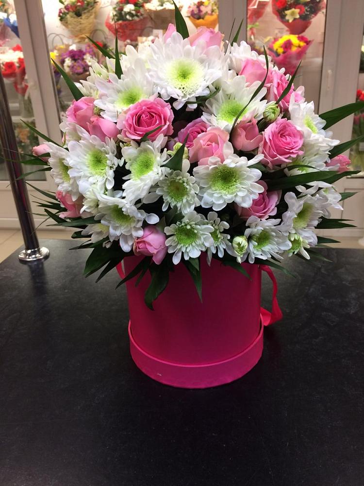 Цветочная композиция из Розы и Хризантемы в шляпной коробке в Унъюган