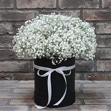 Цветочная композиция из Гипсофила в шляпной коробке в Унъюган