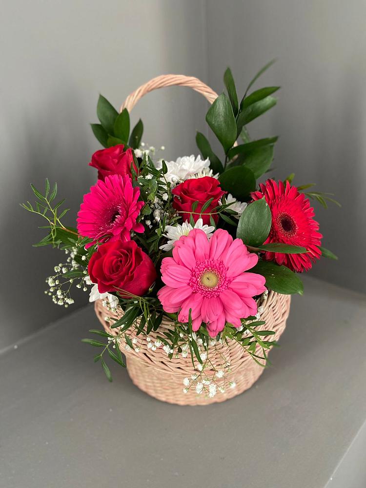 Цветочная композиция из Розы, Хризантемы и Герберы в корзине в Унъюган