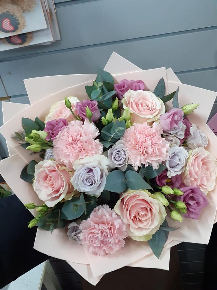 Букет цветов из: Розы, Гвоздики и Лизиантусы в Унъюган