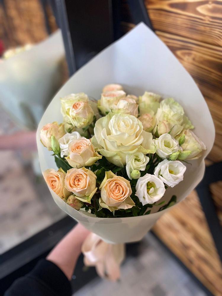 Букет цветов из: Розы и Лизиантусы в Унъюган